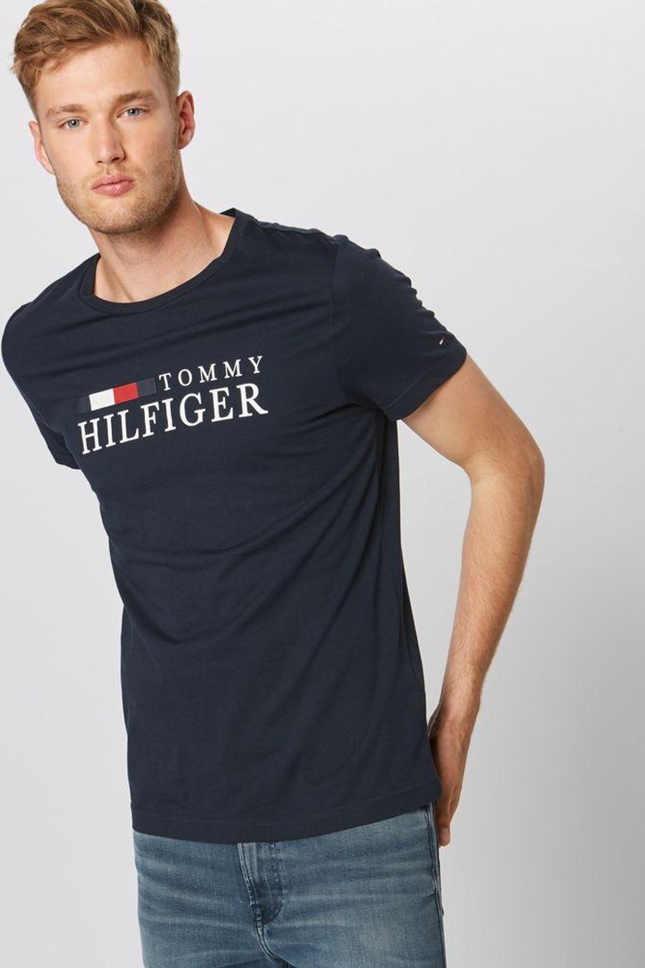 Профессиональная предметная съемка мужских футболок с акцентом на качество ткани