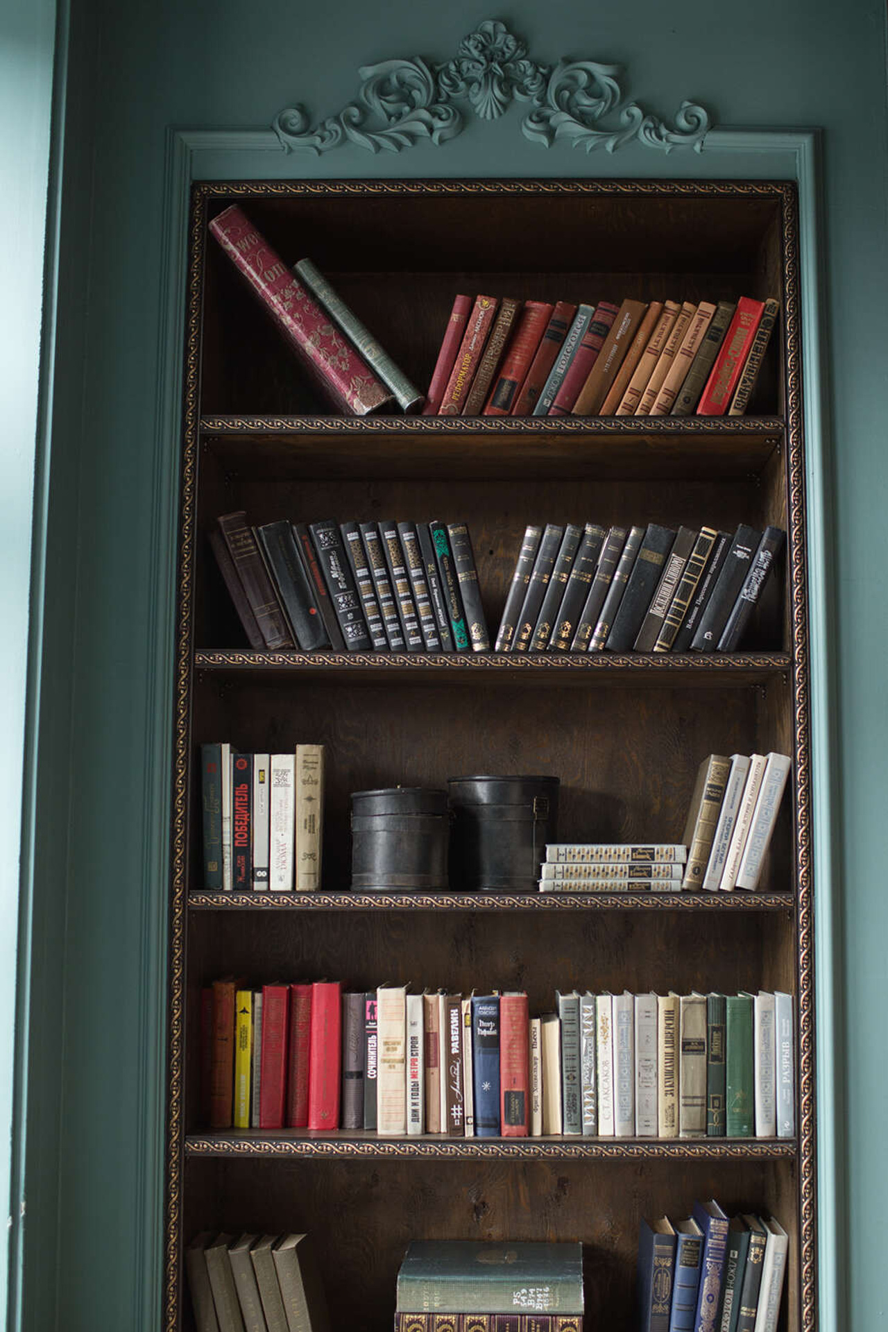 Студия LEONA — зал БИБЛИОТЕКА для предм. съемки С.-Пб|Sale Easy