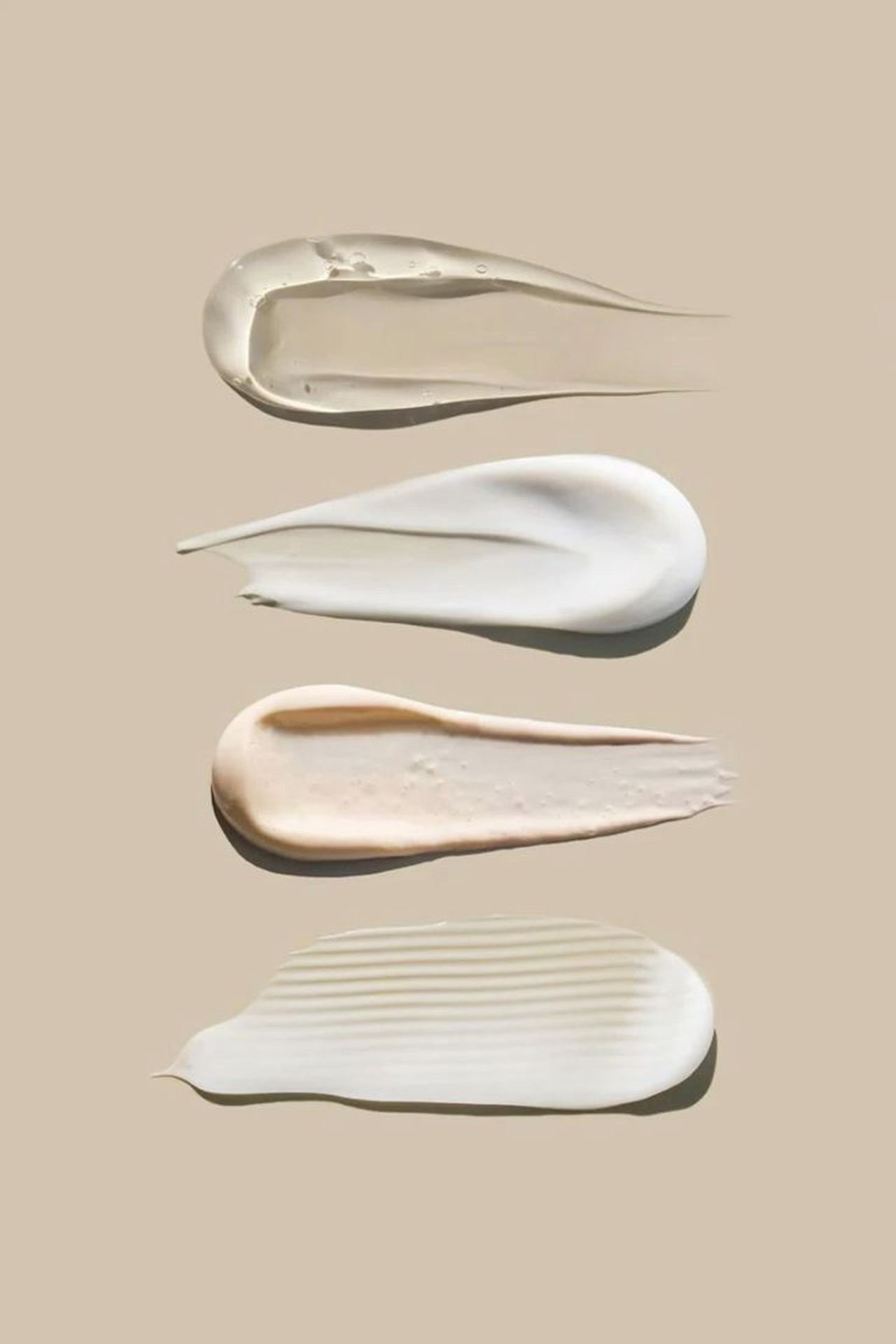 Предметная съемка зубной пасты, выдавленной волной на гладкой поверхности.