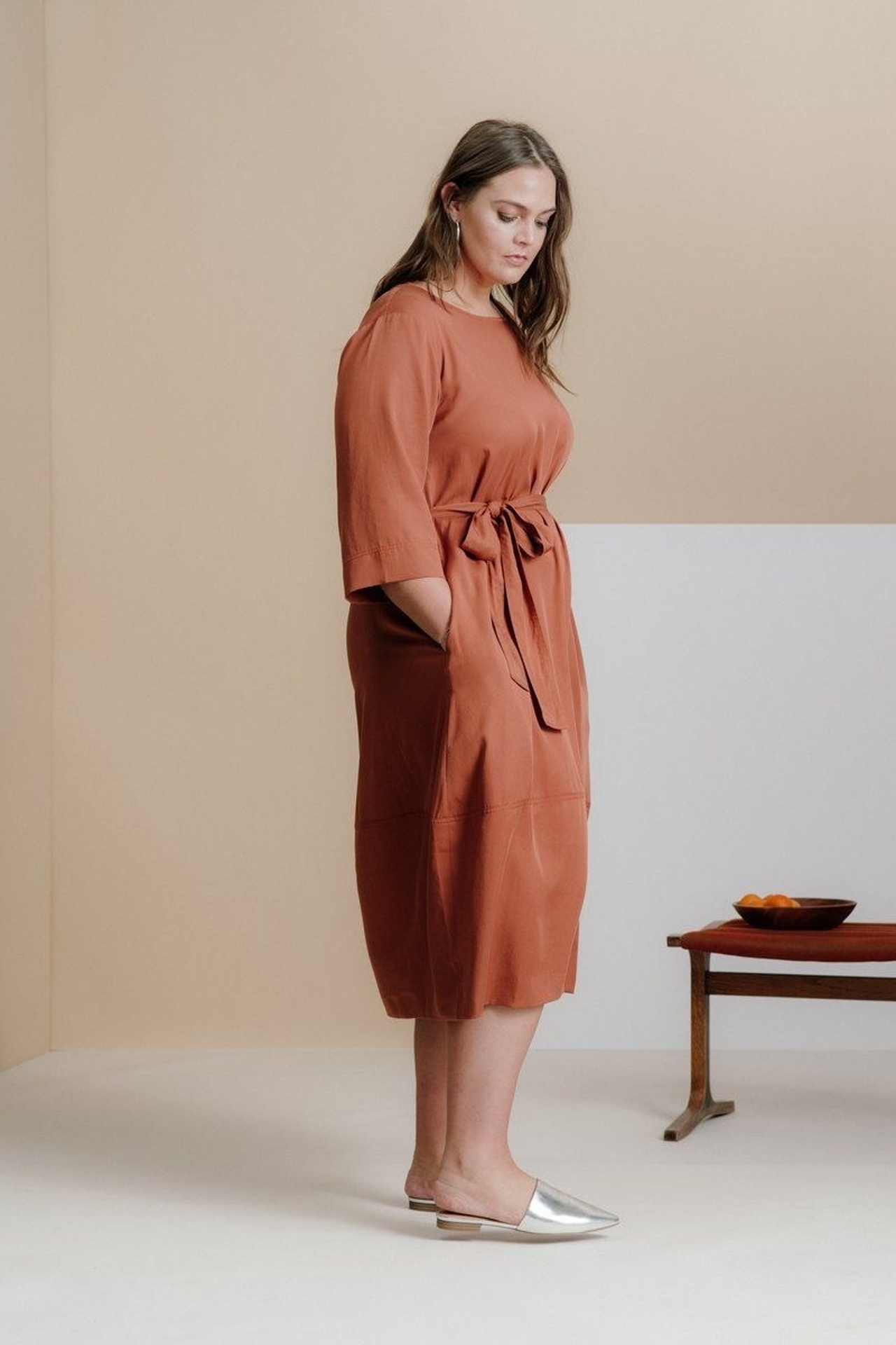 Референс для женственного платья plus-size с поясом