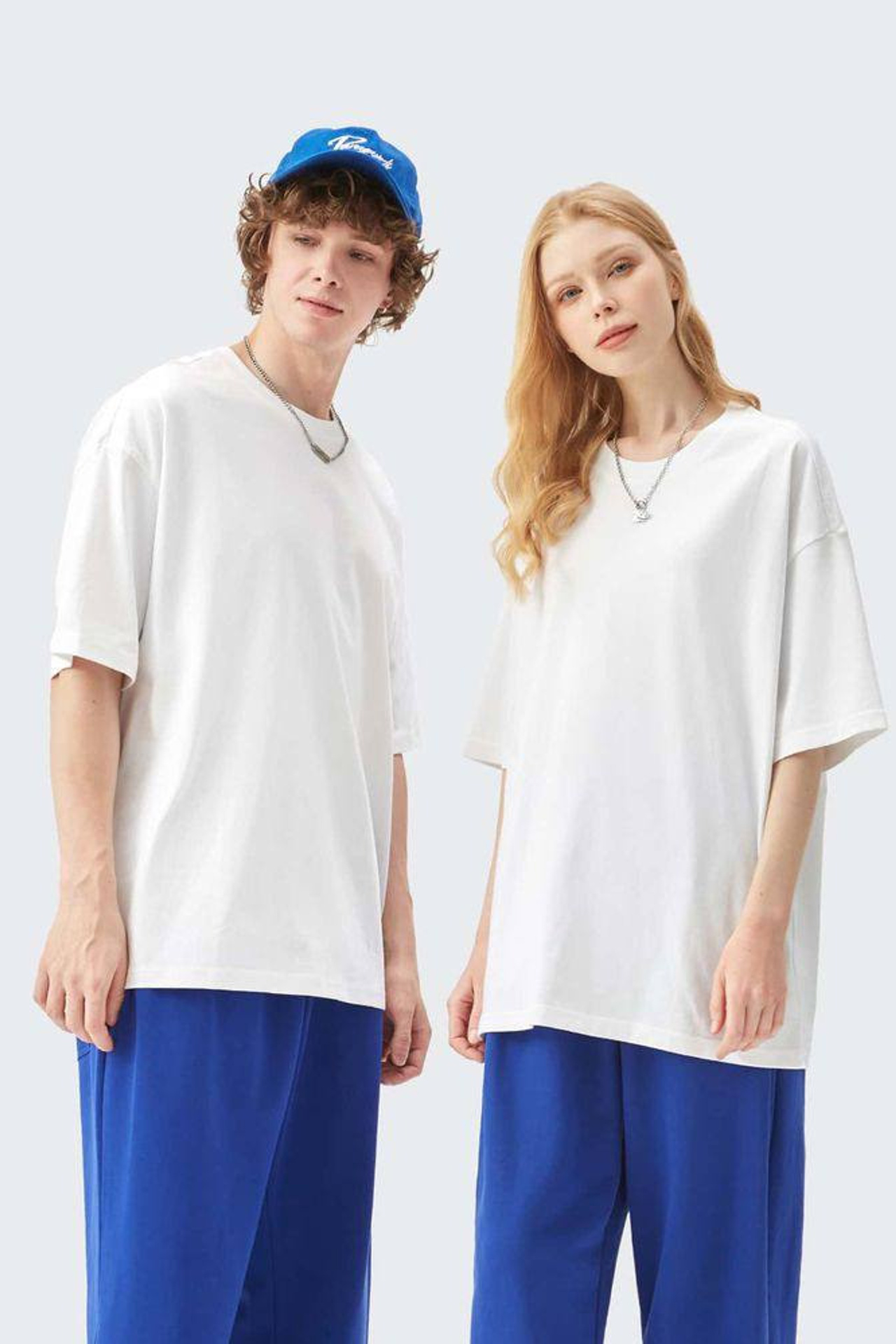 Съемка oversize футболок с акцентом на мягкие ткани и качественную отделку