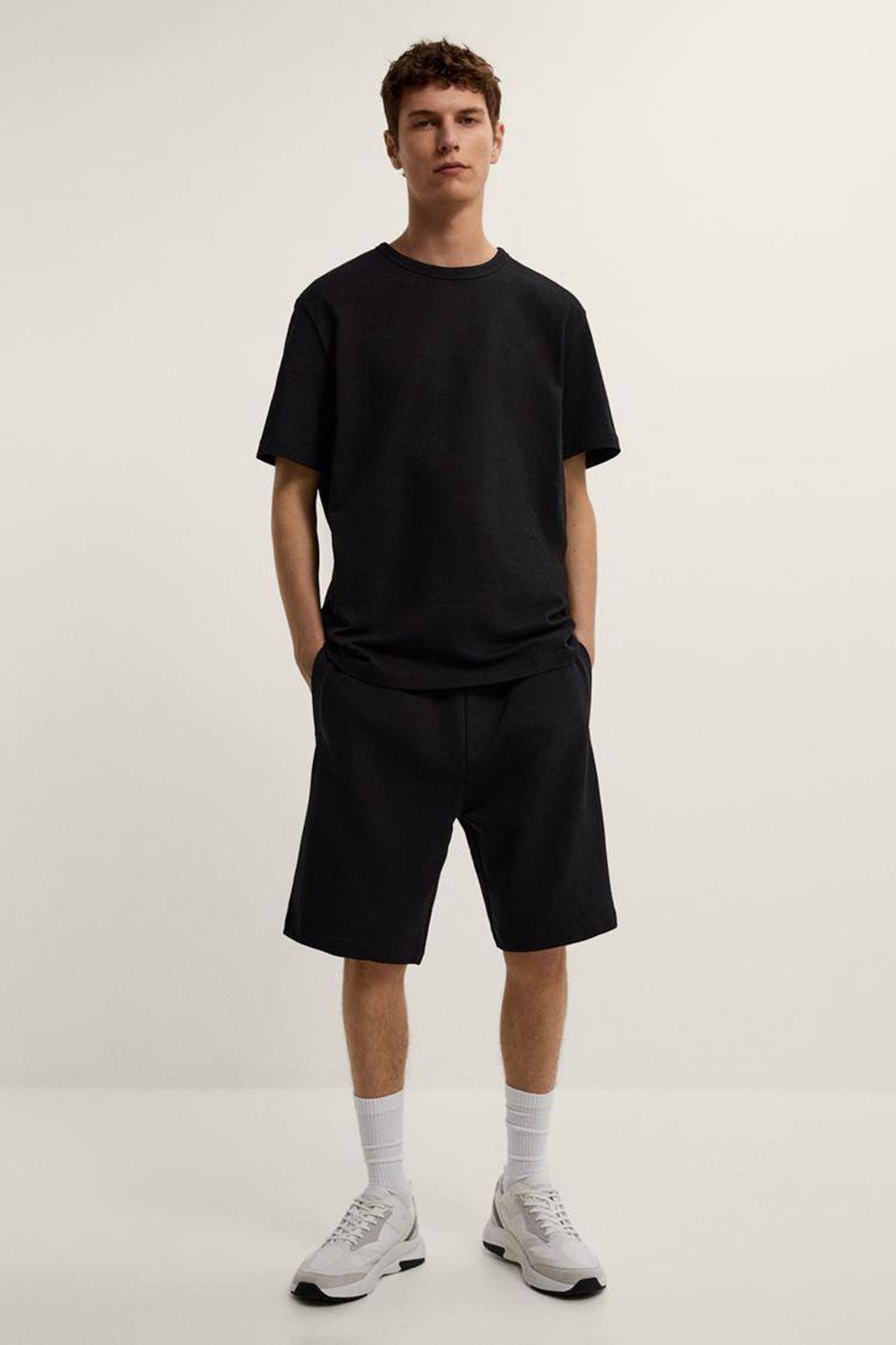 Профессиональная съемка для демонстрации трендовых моделей oversize футболок