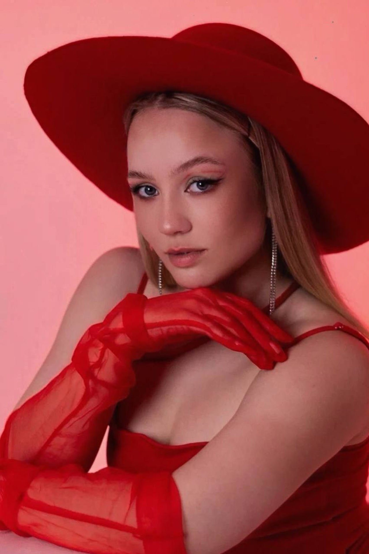 Модель для предметной съемки Елизавета Л. Красноярск| Sale Easy