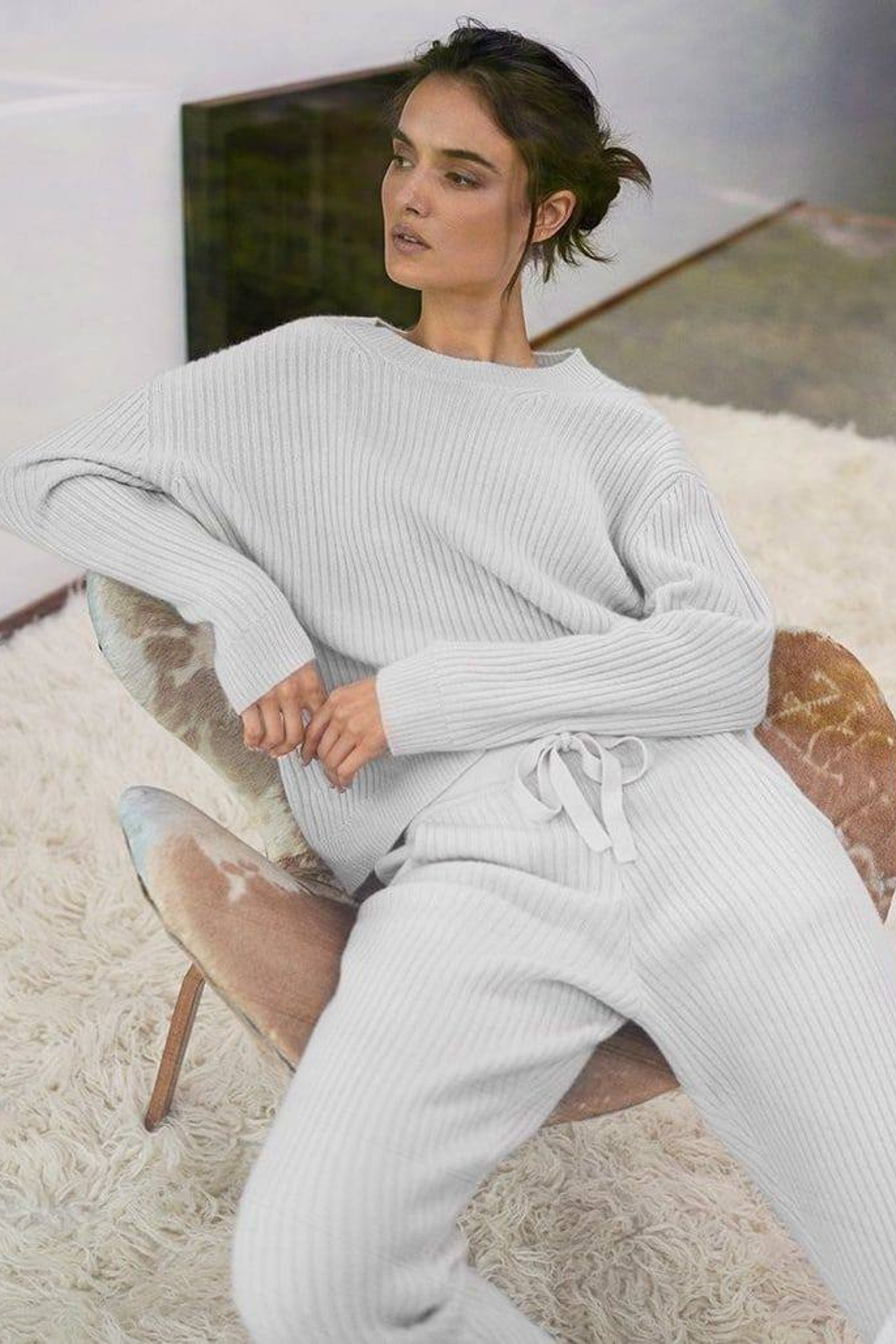 Пример легкой домашней одежды, идеально подходящей для отдыха.