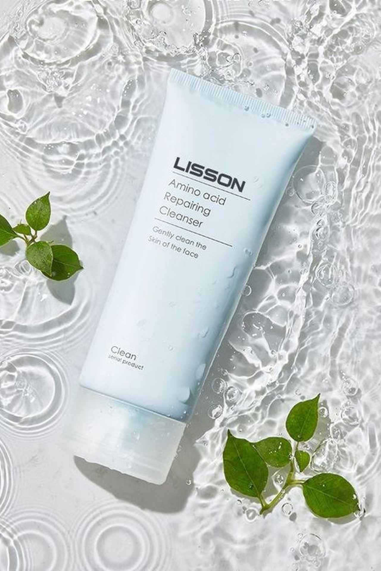 Предметная съемка зубной пасты на фоне с каплями воды.                                                     