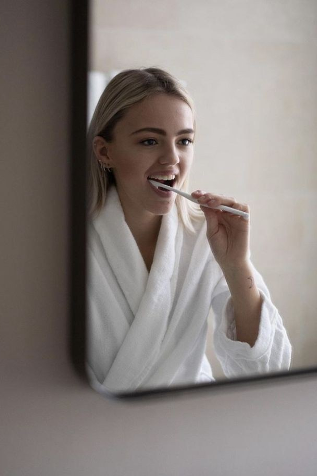 Предметная съемка зубной пасты на фоне чистого белого халата.