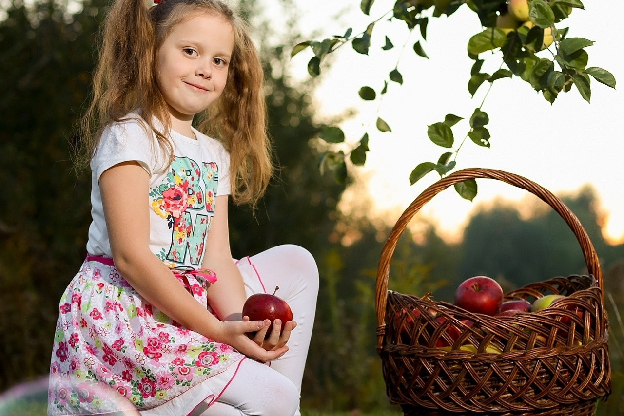 Фотосессия ребенка с яблоками в Туле.