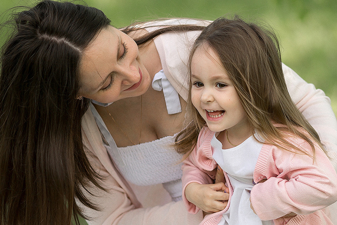 Алёна и Аня в яблоневом саду