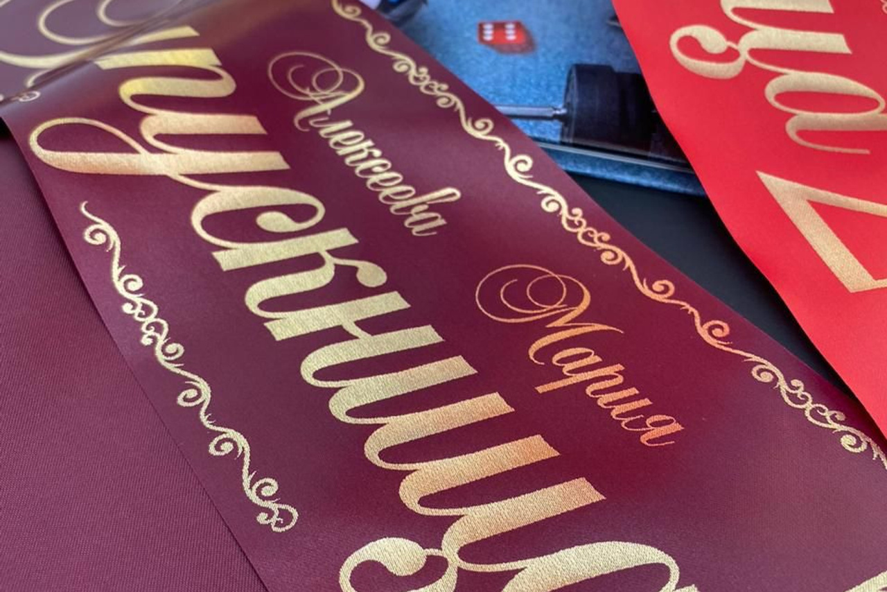 ЛЕНТЫ НА ВЫПУСКНОЙ. ВЫПУСКНЫЕ АЛЬБОМЫ И ФОТОКНИГИ