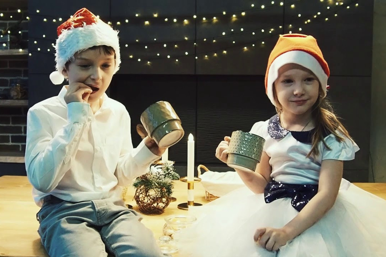 Семья в новогодней студии