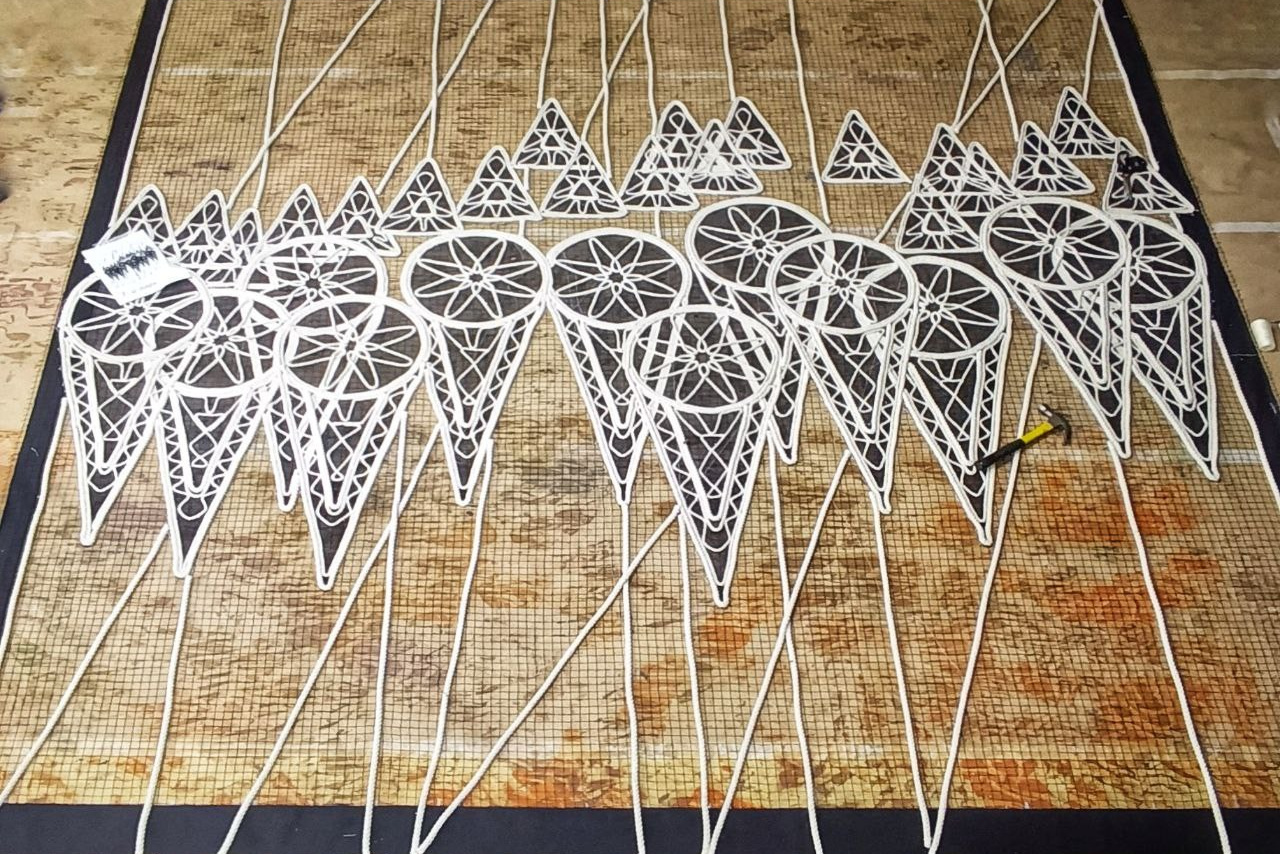 Объемная и прорезная аппликация на театральных декорациях. История занавеса. Превращаем идею в технологию