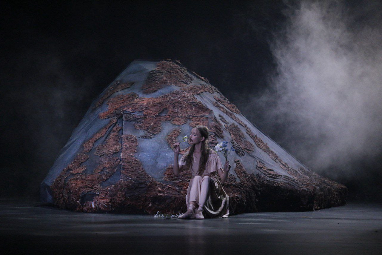 Объемная и прорезная аппликация на театральных декорациях. История занавеса. Превращаем идею в технологию