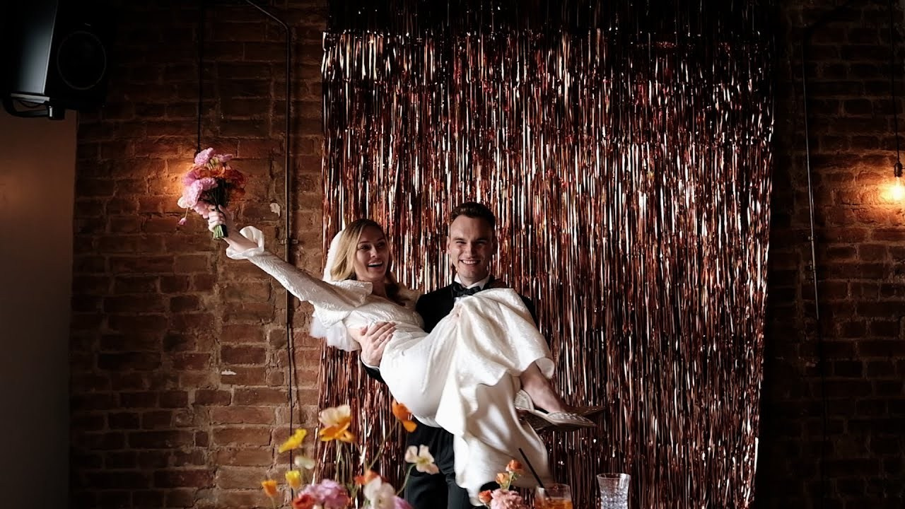 Камерная свадьба на фонтанке в сезонах. Свадебный фотограф организатор в Санкт-Петербурге Ассоль Опарина