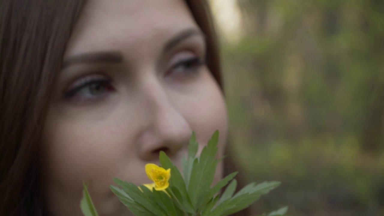 Видео портрет девушки в парке. Видеограф Осинина Татьяна — видеосъемка в Москве