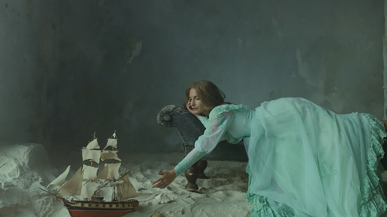 Девушка и море