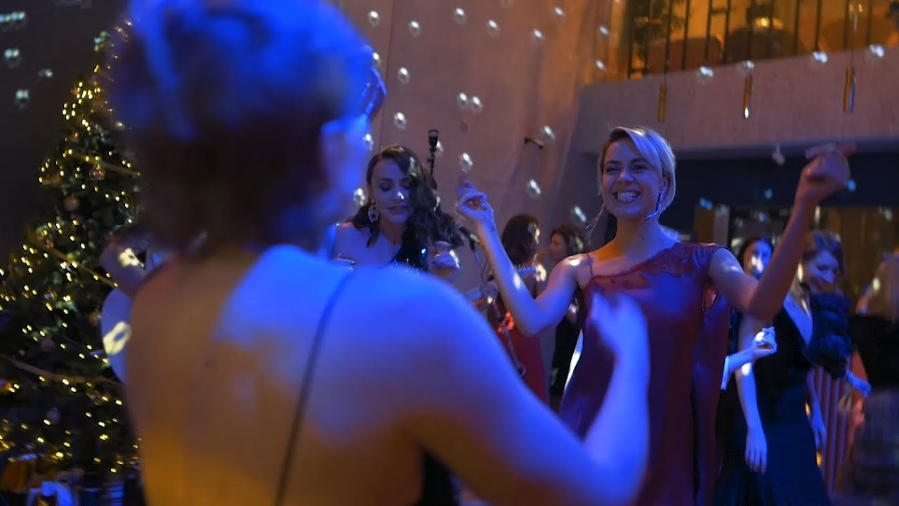 Видеосъемка корпоратив. Видеограф Антон Чайный. Свадебные ромкомы с пасхалками