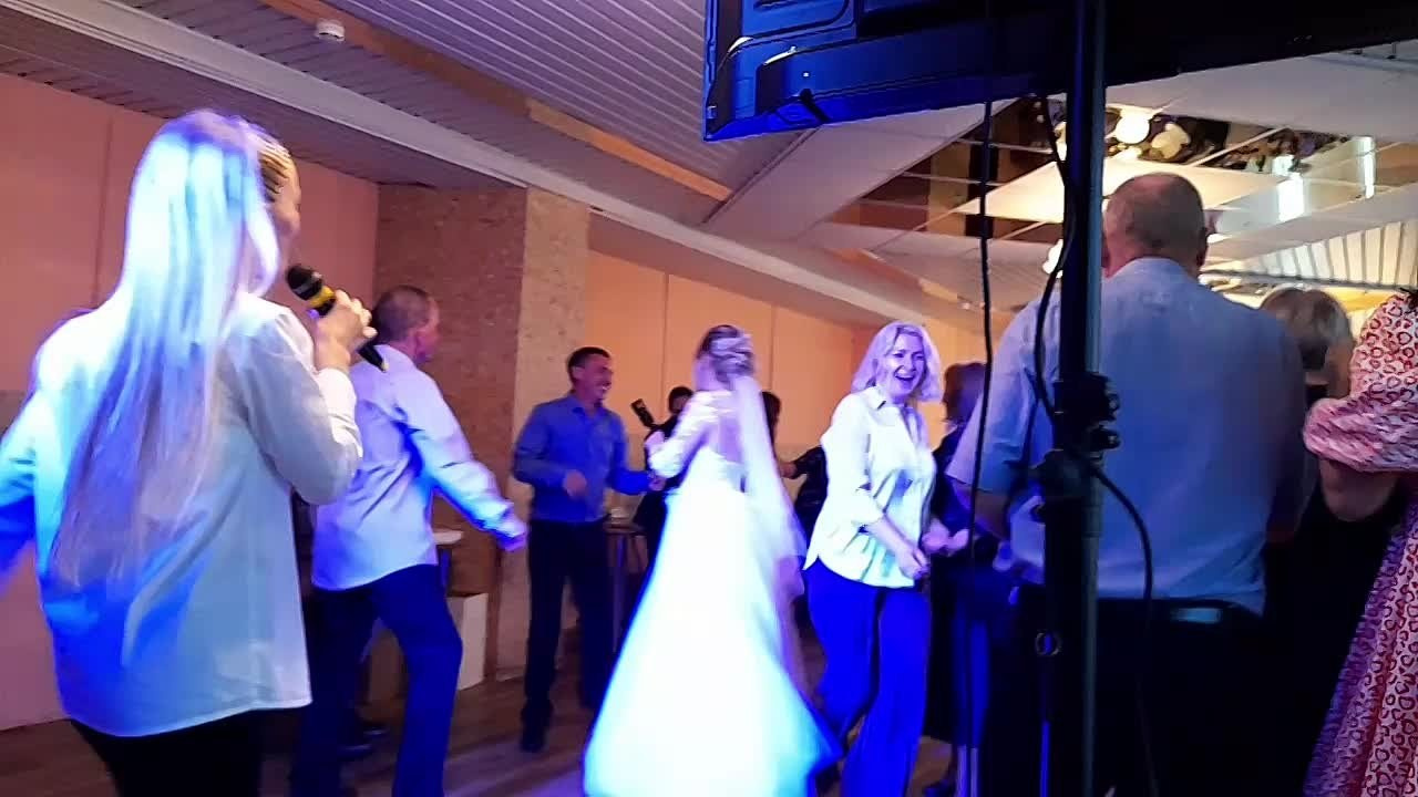 Ведущая на свадьбу Алена Пичкалева. Ведущий, Тамада, DJ, фото в Перми. Хорошее настроение