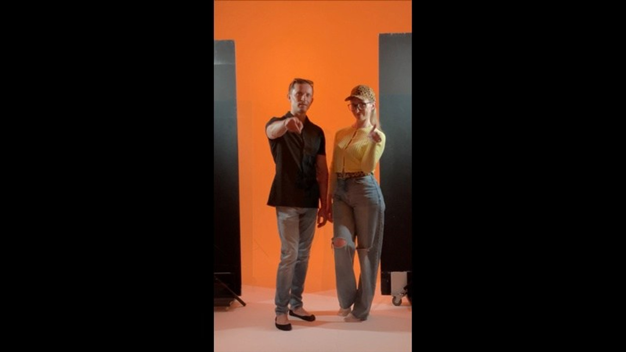 Молодая женщина в ожидании ребенка. Компания и фотошкола по созданию контента в Москве