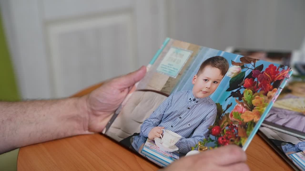 «Воздушные шары Мини»: альбом с живыми эмоциями малышей — широкие развороты, премиум‑печать