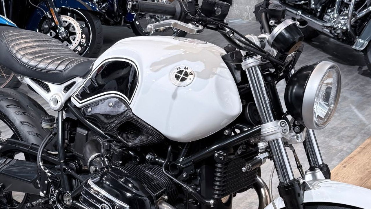 Купить BMW R9T (White Scrambler) — подробнее на сайте. Hello Davidson, Москва. Только хорошие мотоциклы…