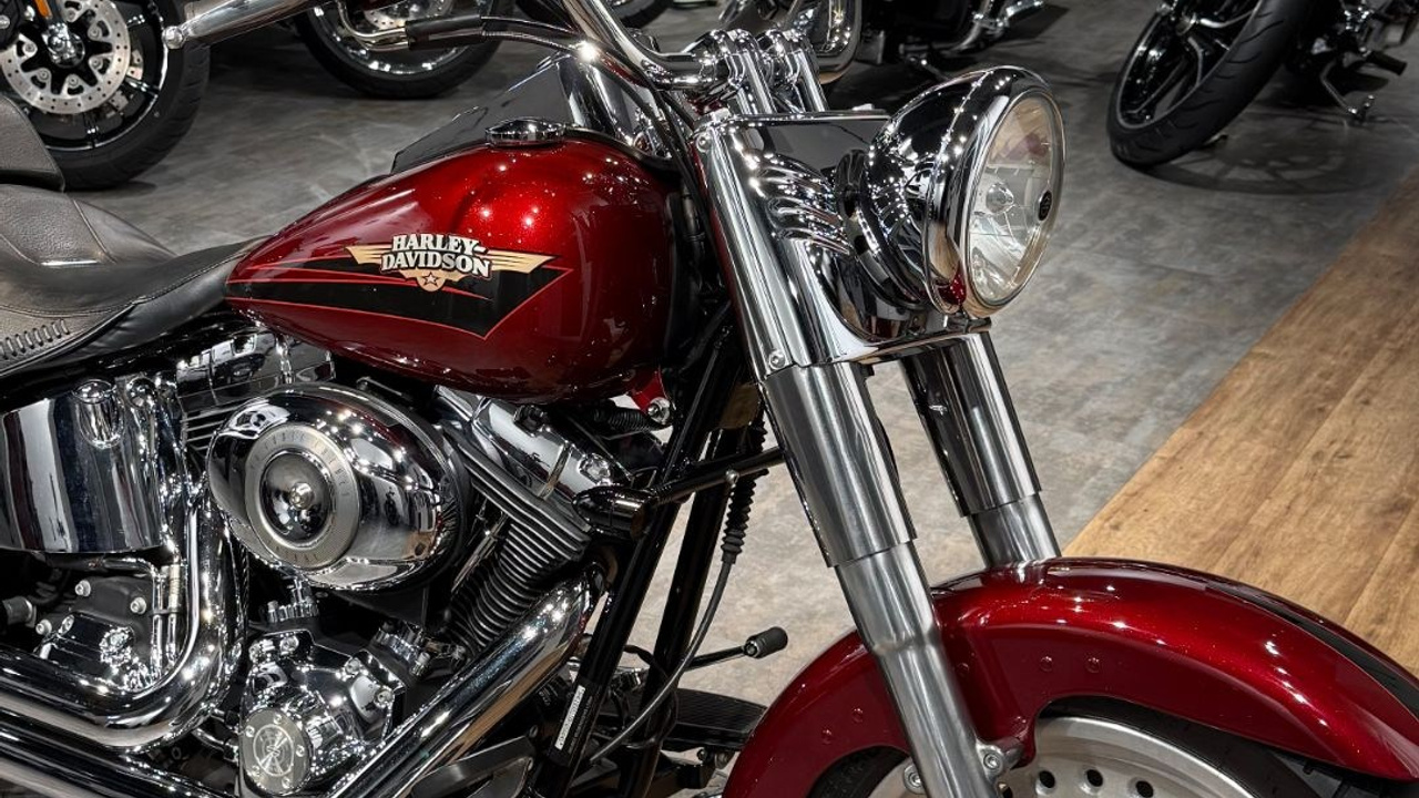Купить Harley-Davidson Fat Boy (Red Hot Sunglo) (Softail/Dyna) — подробнее на сайте. Hello Davidson, Москва. Только хорошие мотоциклы…