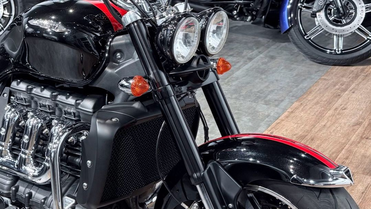 Купить Triumph 2017 Rocket III Roadster — подробнее на сайте. Hello Davidson, Москва. Только хорошие мотоциклы…