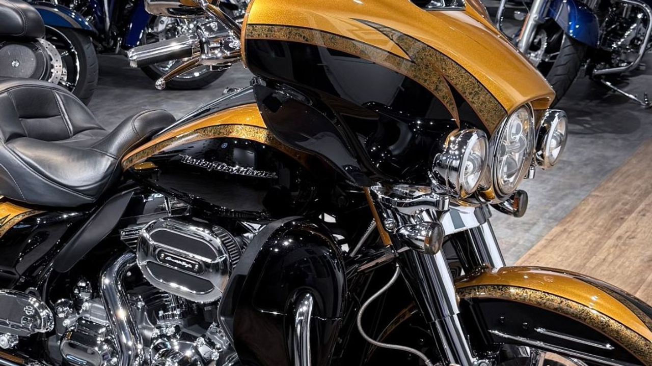 Купить Harley-Davidson CVO Limited Electra Glide 110 (Gold Rush) (Touring) — подробнее на сайте. Hello Davidson, Москва. Только хорошие мотоциклы…