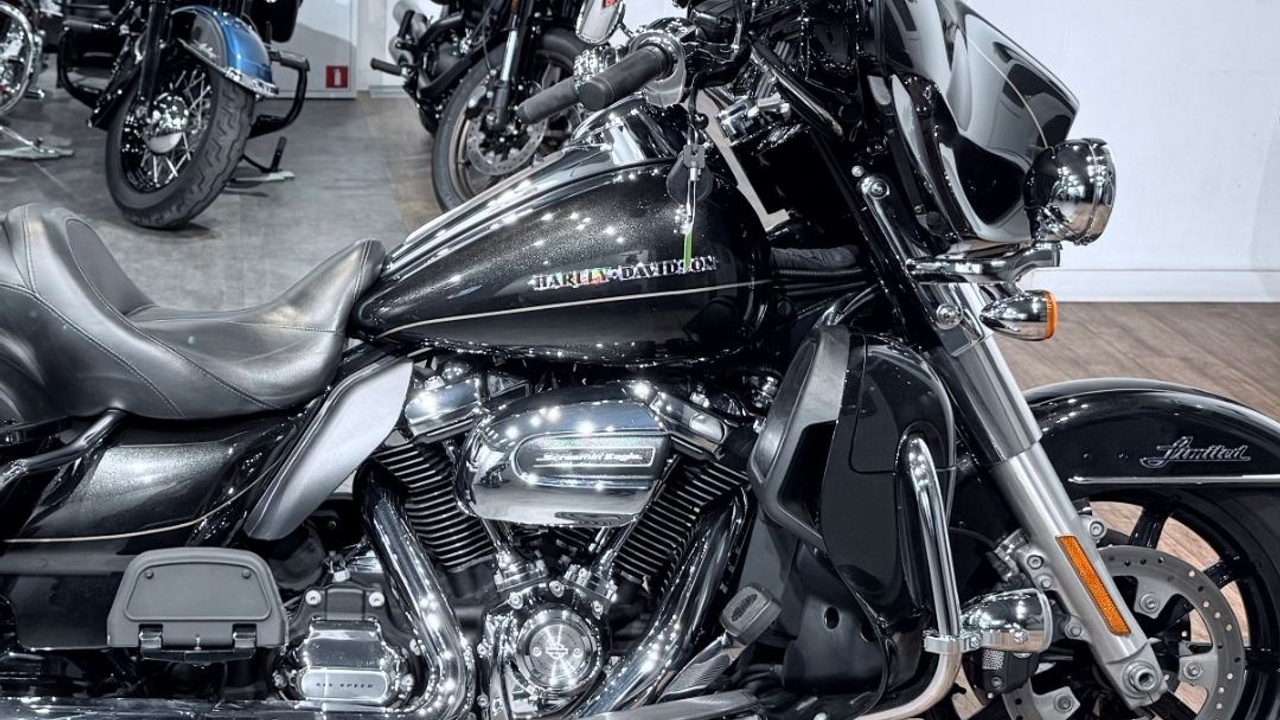 Купить Harley-Davidson 2017 Electra Glide Limited (Black Tempest) (Touring) — подробнее на сайте. Hello Davidson, Москва. Только хорошие мотоциклы…