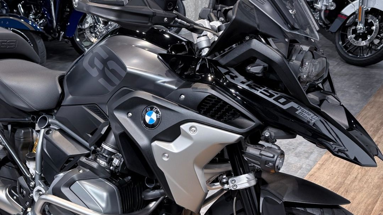 Купить 2022 BMW R1250GS (Triple Black) — подробнее на сайте. Hello Davidson, Москва. Только хорошие мотоциклы…