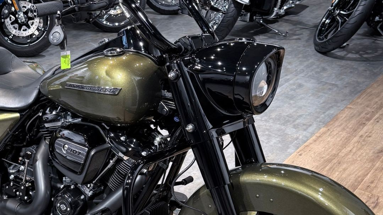 Купить Harley-Davidson 2017 Road King (Olive Gold) (Touring) — подробнее на сайте. Hello Davidson, Москва. Только хорошие мотоциклы…