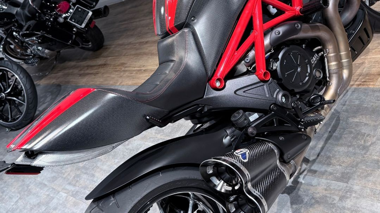 Купить 2016 Ducati Diavel Red Carbon — подробнее на сайте. Hello Davidson, Москва. Только хорошие мотоциклы…