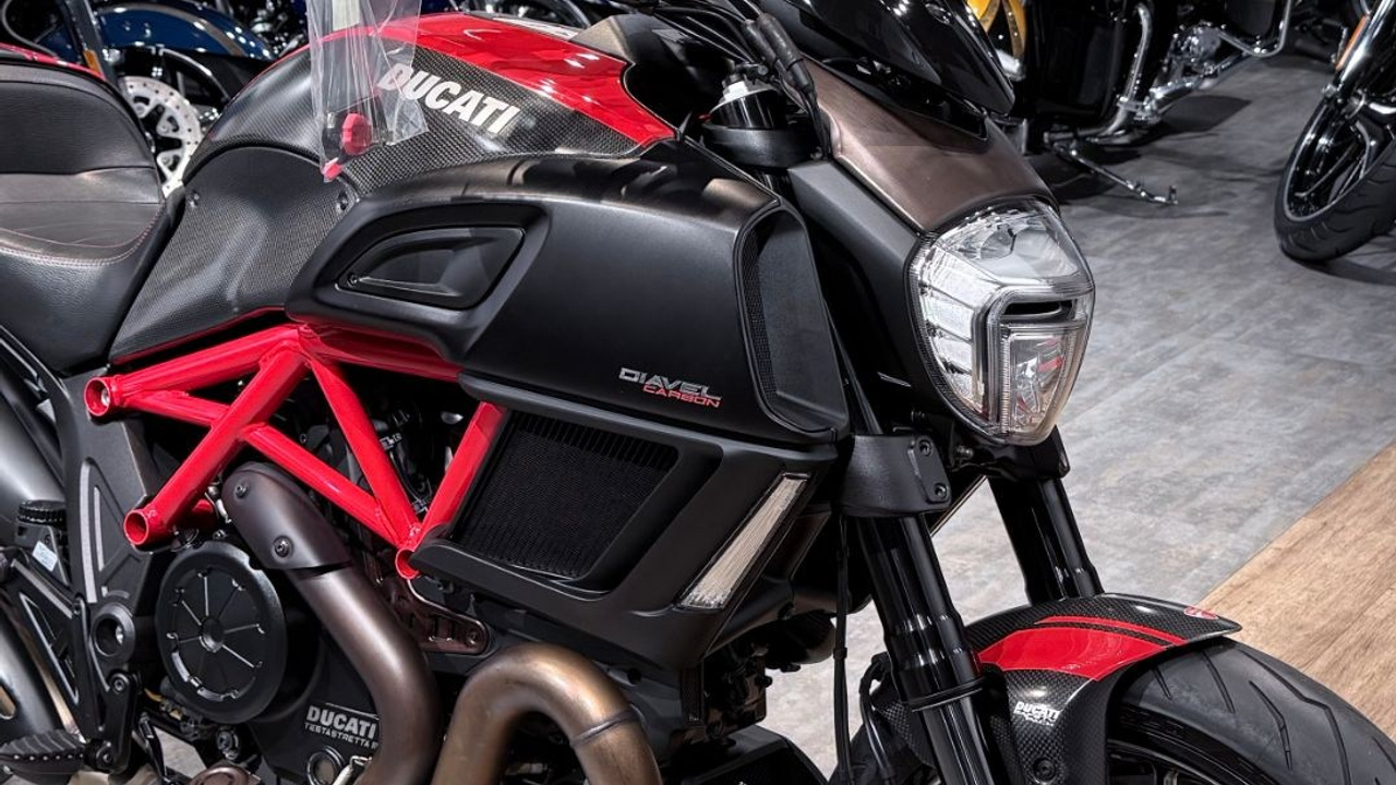 Купить 2015 Ducati Diavel Red Carbon — подробнее на сайте. Hello Davidson, Москва. Только хорошие мотоциклы…
