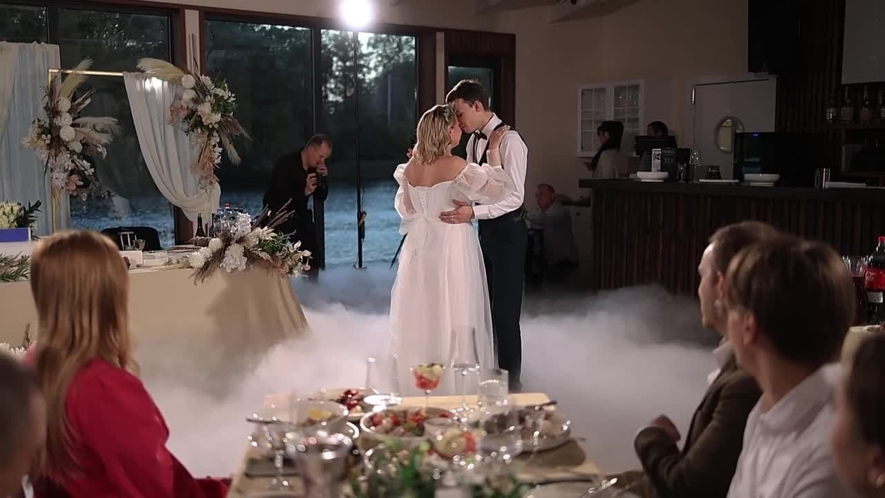 Первый танец молодожен. Свадебный видеограф AlexFilms в Воронеже и по всей России