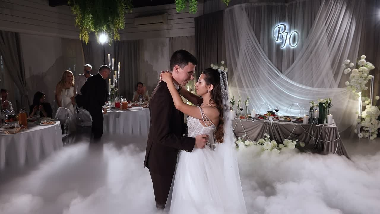 Первый танец молодожен. Свадебный видеограф AlexFilms в Воронеже и по всей России