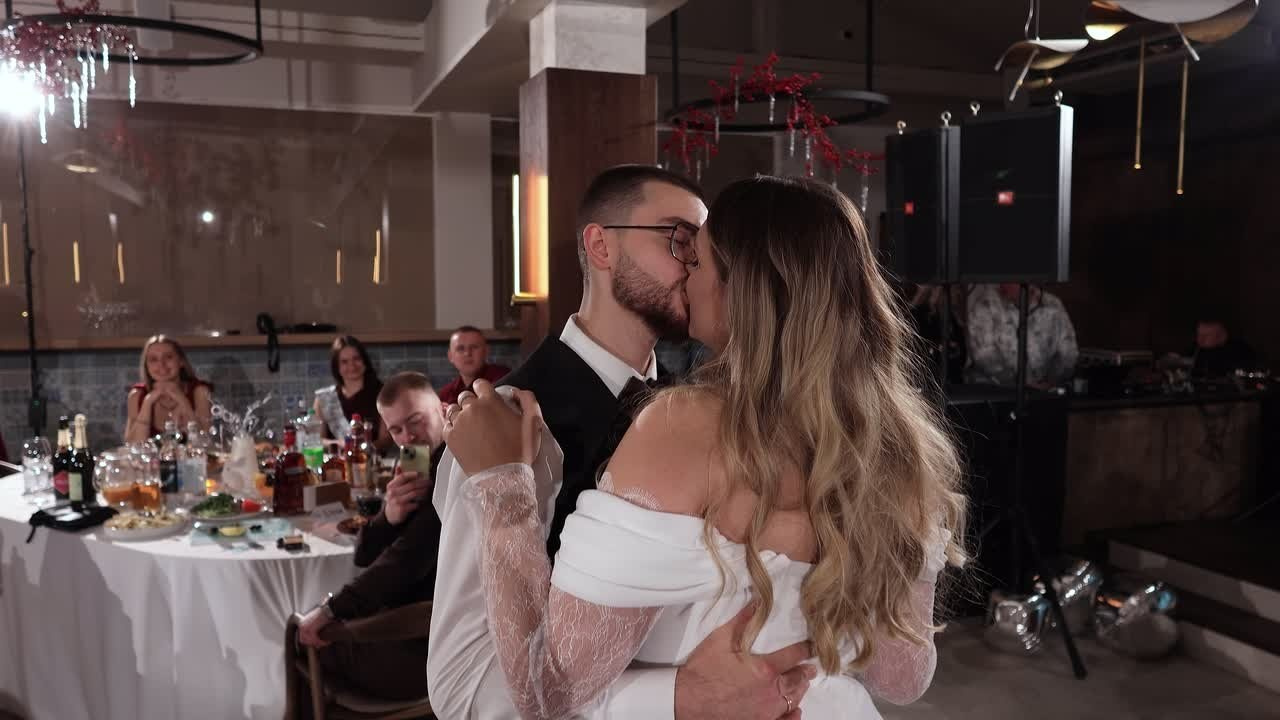 Первый танец молодожен. Свадебный видеограф AlexFilms в Воронеже и по всей России