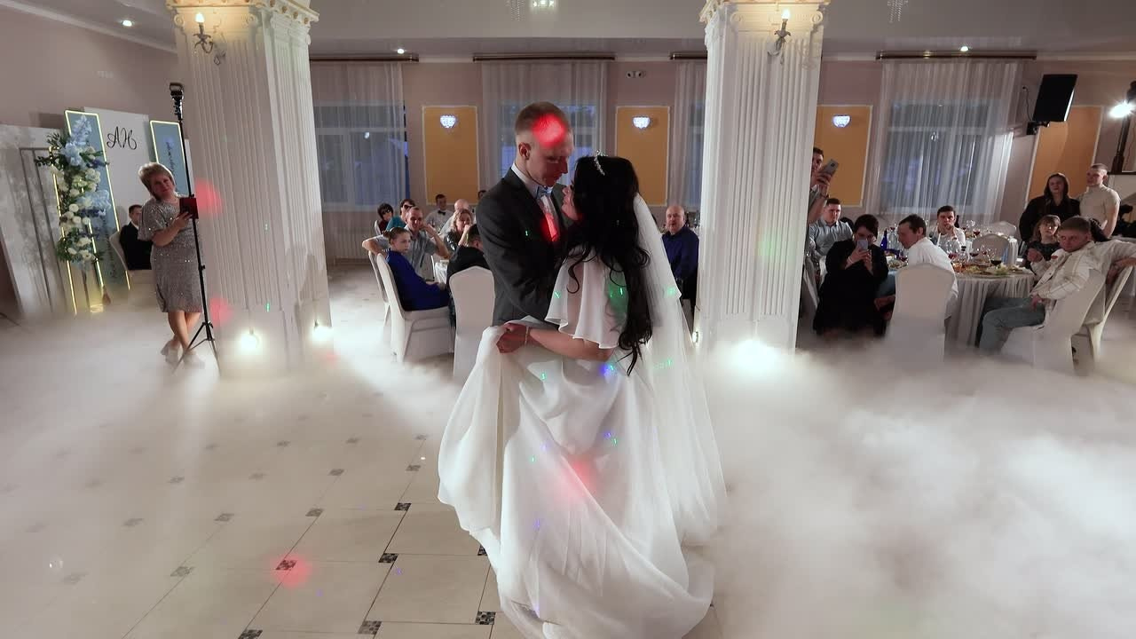 Первый танец молодожен. Свадебный видеограф AlexFilms в Воронеже и по всей России