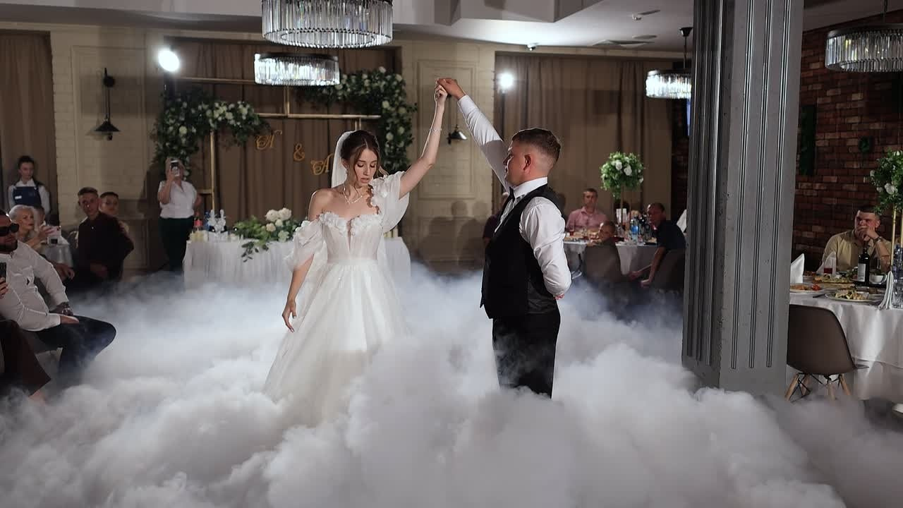 Первый танец молодожен. Свадебный видеограф AlexFilms в Воронеже и по всей России