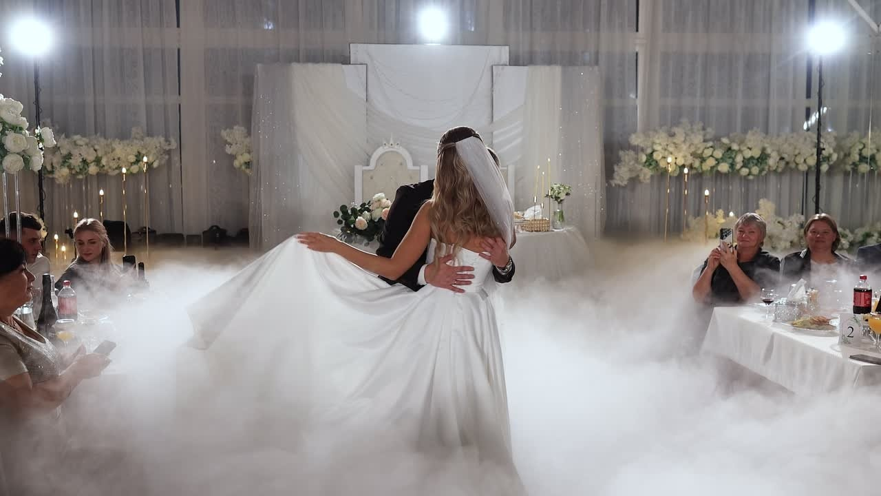 Первый танец молодожен. Свадебный видеограф AlexFilms в Воронеже и по всей России