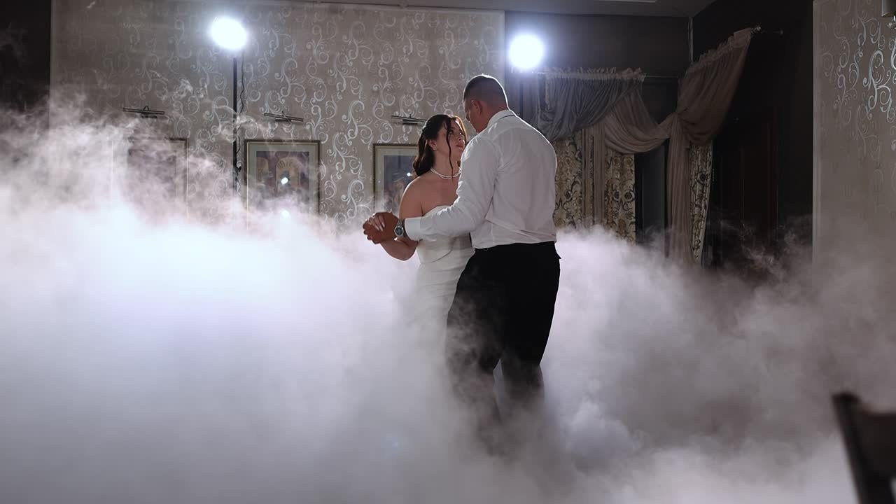 Первый танец молодожен. Свадебный видеограф AlexFilms в Воронеже и по всей России