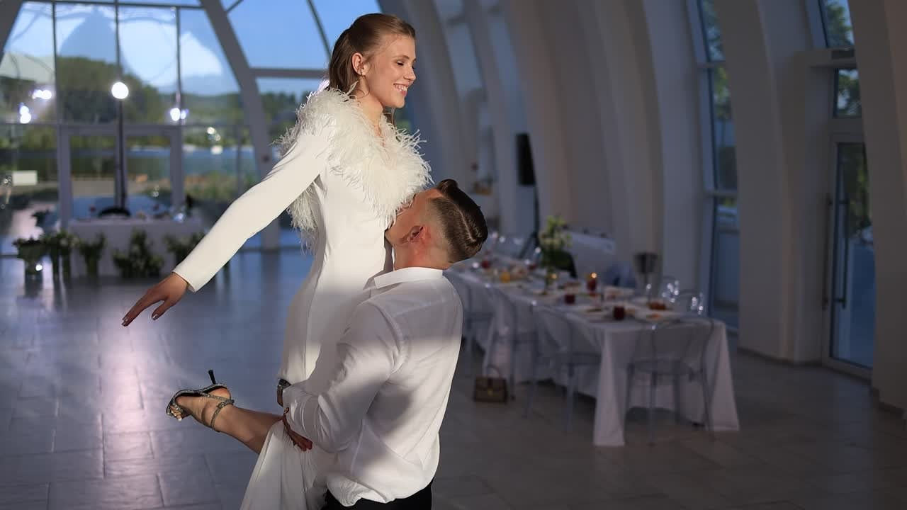 Первый танец молодожен. Свадебный видеограф AlexFilms в Воронеже и по всей России