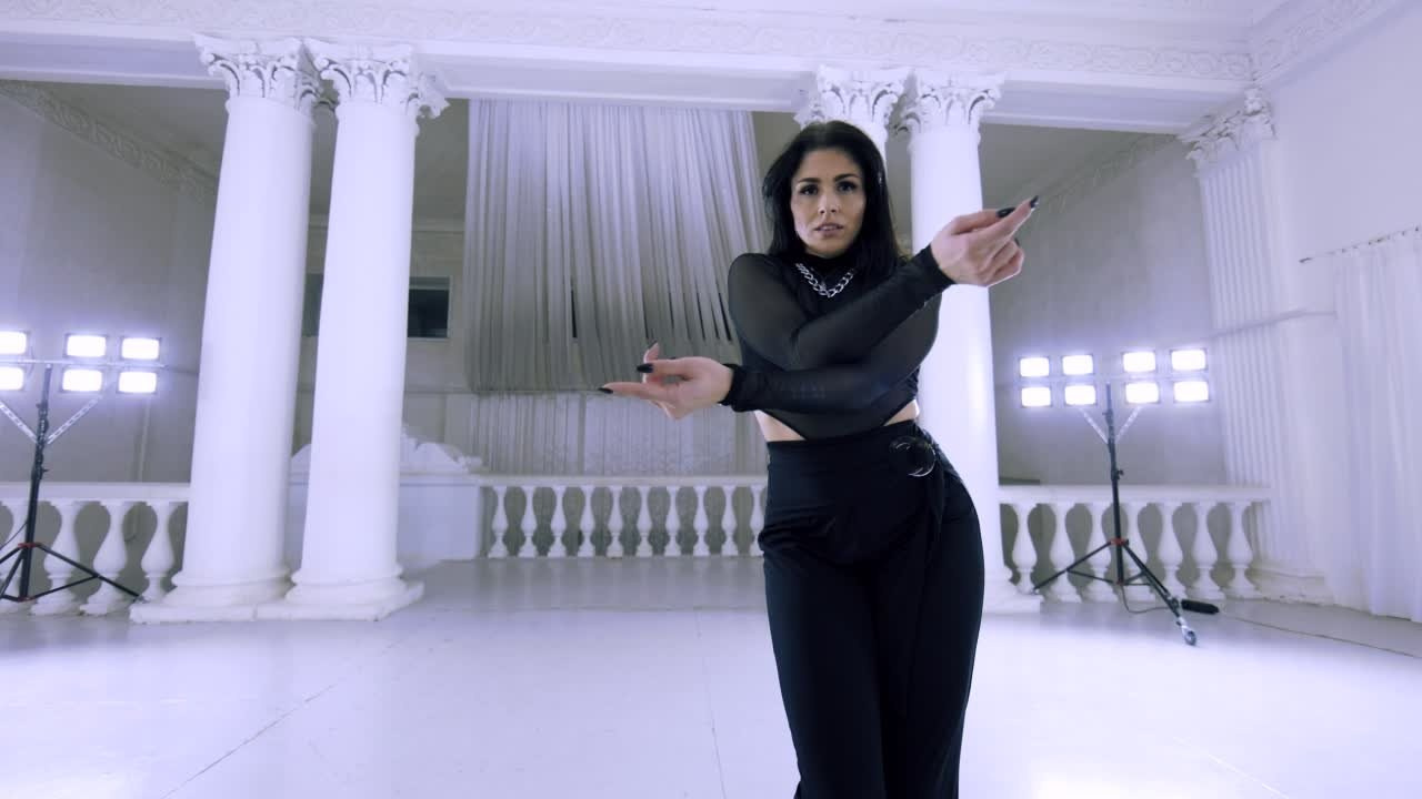 Видео снято в фотостудии «2 этаж»