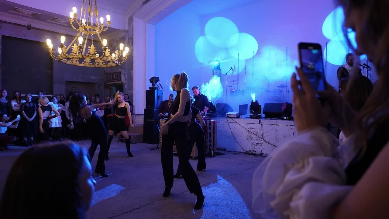 Видео снято в фотостудии «2 этаж»