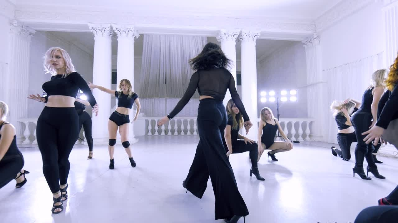 Видео снято в фотостудии «2 этаж»