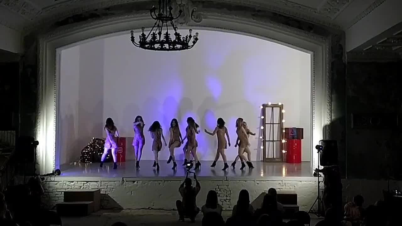 Видео снято в фотостудии «2 этаж»