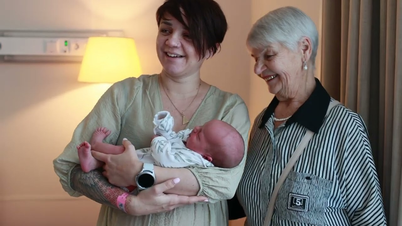 Яся и кулон. Выписка. Фотограф на роды в Санкт-Петербурге Екатерина Сысоева