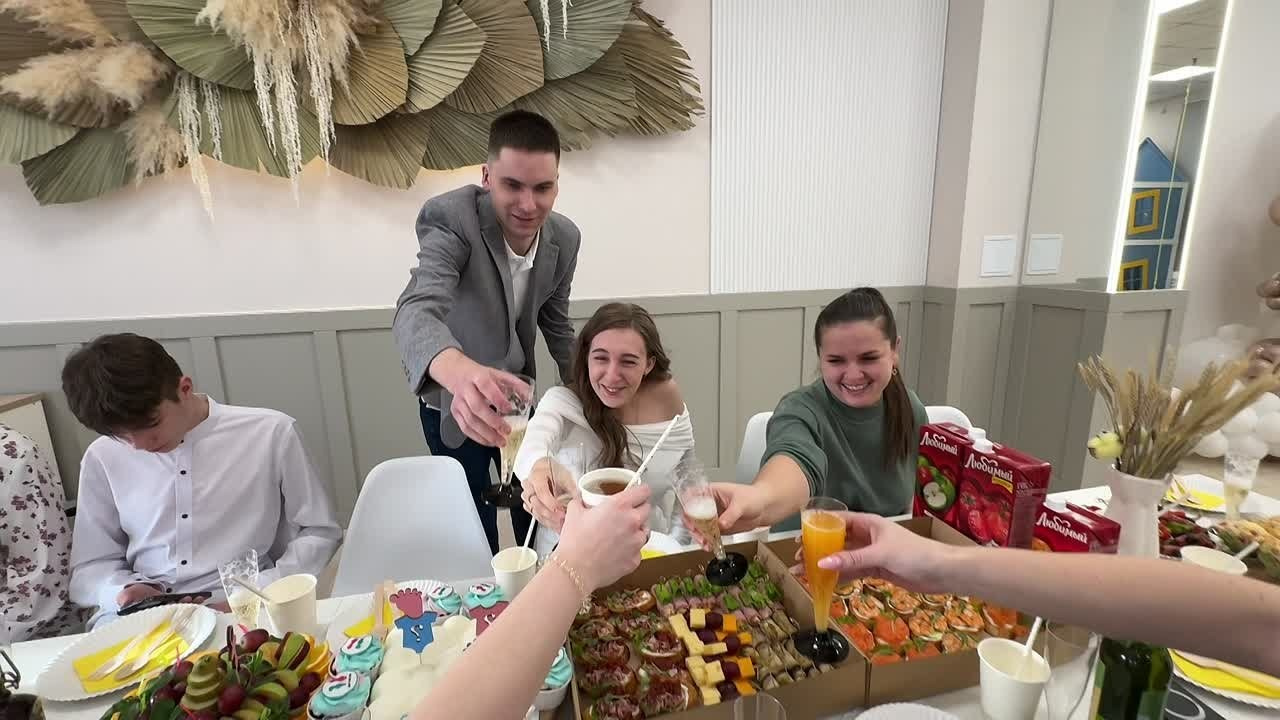 Разное. Я Ольга Казанцева, фотографирую снимаю ваши киноистории и печатаю фото и цифровые портреты на холсте