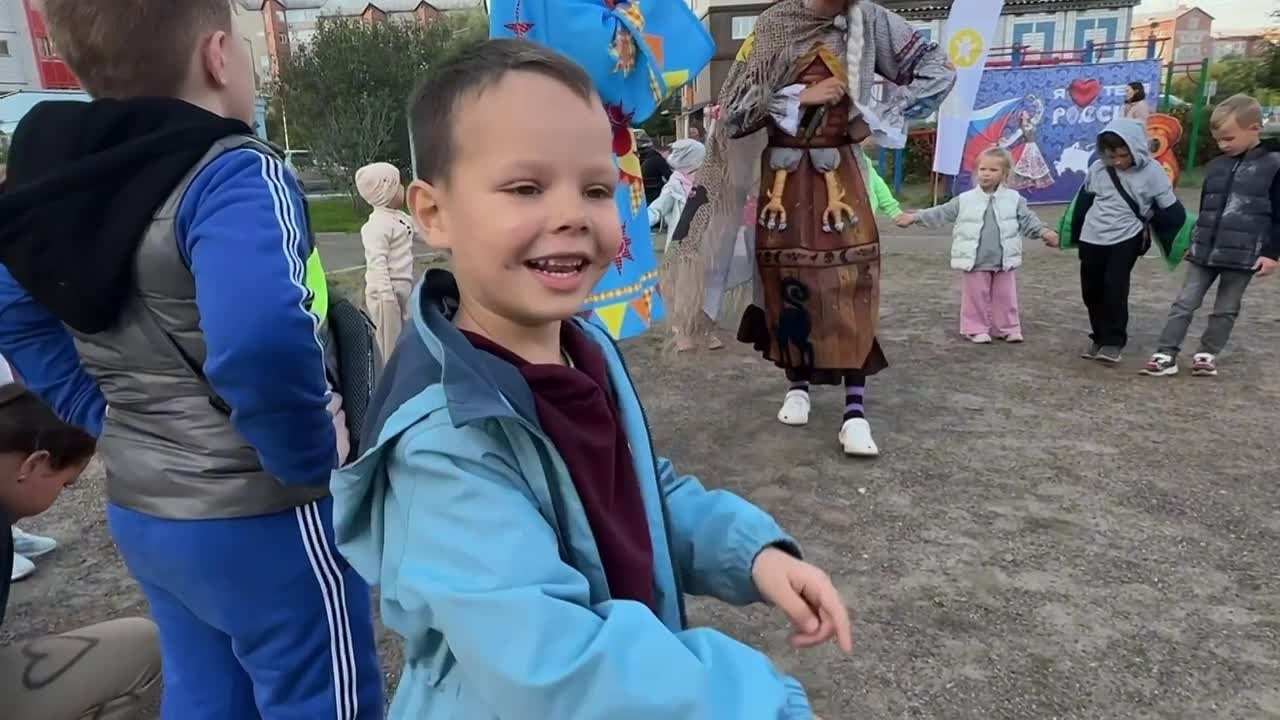 Разное. Я Ольга Казанцева, фотографирую снимаю ваши киноистории и печатаю фото и цифровые портреты на холсте