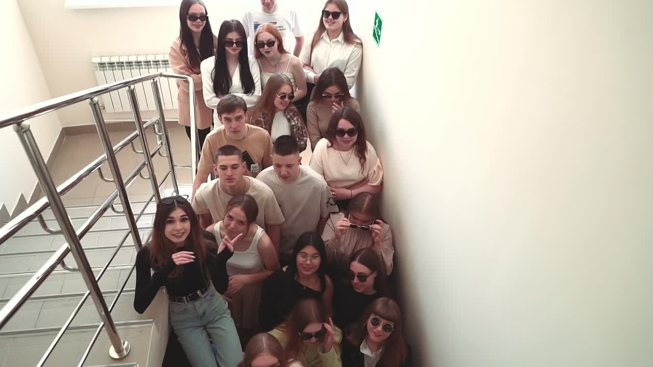 Школьная видеосъемка 11 класс. Свадебный фотограф Марина Суворова и видеооператор Олег Петров