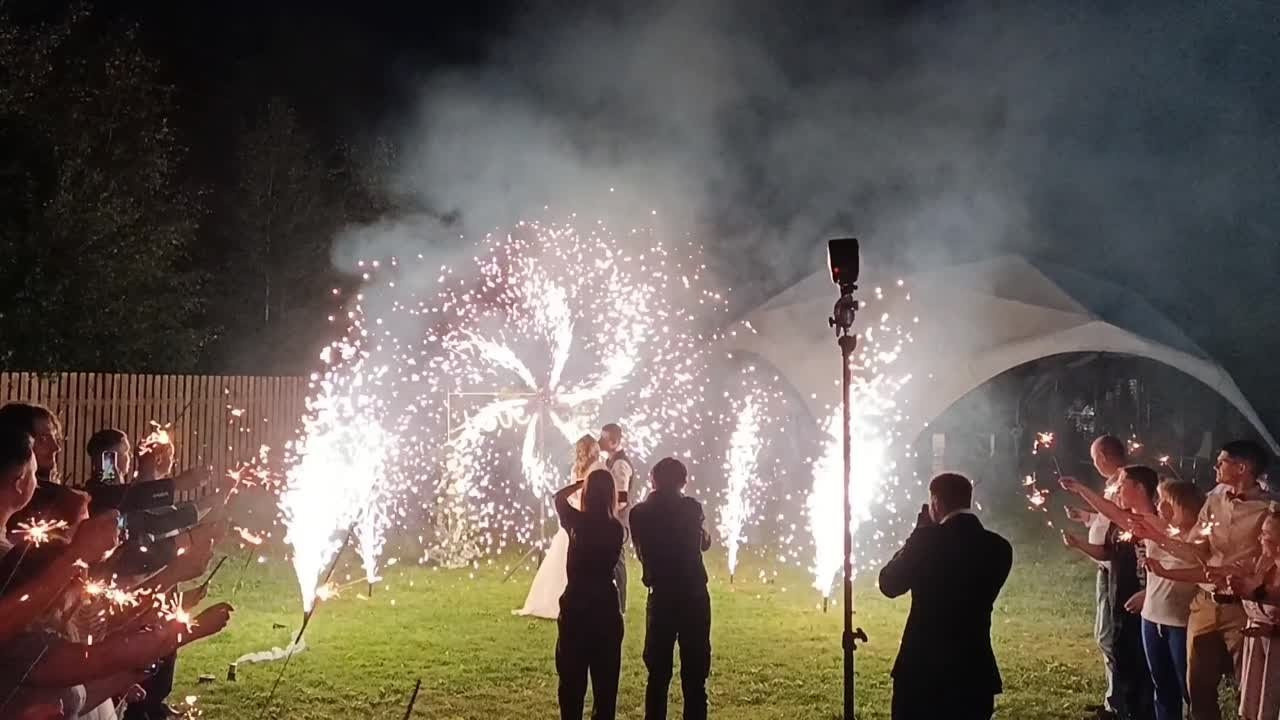 Пиротехническое оформление сердца. Огненно-пиротехническое шоу, салюты, пиротехника на ваш праздник!