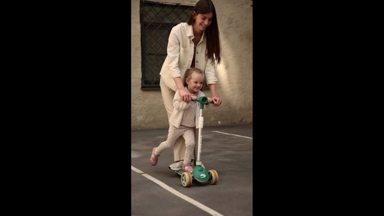 Семейная фотосессия в Москве фотосессия в городе мама и дочка. Фотограф Владимир Москва